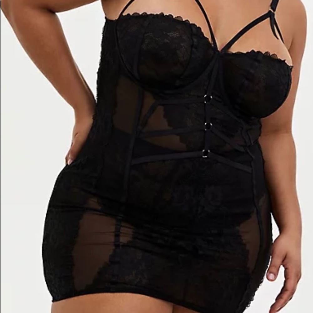 TORRID BLACK STRAPPY CHANTILLY UNDERWIRE CHEMISE